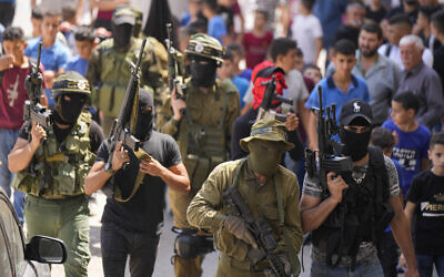 Des membres du groupe terroriste du Jihad islamique palestinien participant aux funérailles de Taher Zakarneh, 19 ans, tué lors d'affrontements avec les forces israéliennes, dans la ville cisjordanienne de Qabatiya, près de Jénine, le 5 septembre 2022. (Crédit : Majdi Mohammed/AP)