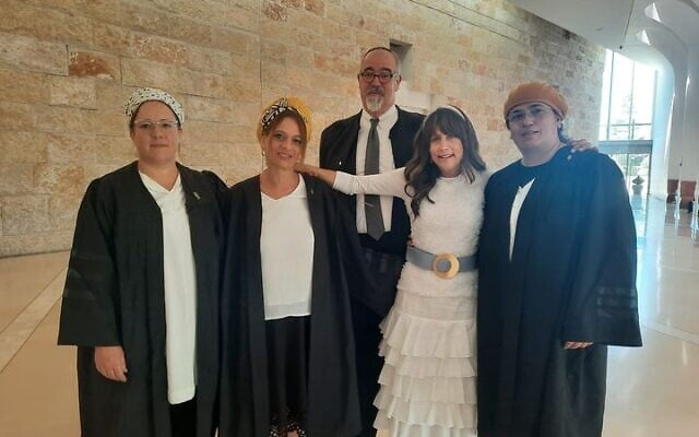 Lonna Ralbag, en blanc, avec ses avocats à la Cour suprême d'Israël pour son audience contre son mari récalcitrant en juillet 2022. (Crédit : Yad LaIsha) Lonna Ralbag, en blanc, avec ses avocats à la Cour suprême d'Israël pour son audience contre son mari récalcitrant en juillet 2022. (Crédit : Yad LaIsha)