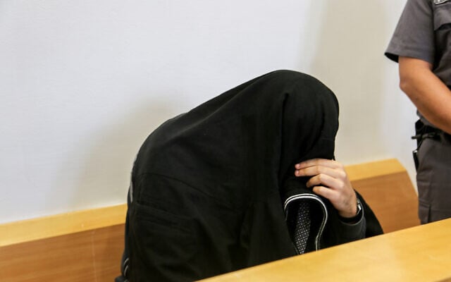 Idan Mikhailov, reconnu coupable d'avoir distribué des images et des vidéos à caractère sexuel de plus de 130 femmes, dont 30 mineures, sur des chaînes Telegram payantes qu'il gérait, arrive pour une audience au tribunal de Beer Sheva, le 7 septembre 2022. (Crédit : Flash90) Idan Mikhailov, reconnu coupable d'avoir distribué des images et des vidéos à caractère sexuel de plus de 130 femmes, dont 30 mineures, sur des chaînes Telegram payantes qu'il gérait, arrive pour une audience au tribunal de Beer Sheva, le 7 septembre 2022. (Crédit : Flash90)