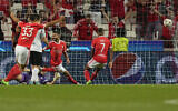 Rafa Silva de Benfica, au centre, célèbre après avoir marqué le premier but de son équipe lors du match de football du groupe H de la Ligue des champions entre Benfica et Maccabi Haifa au stade Luz à Lisbonne, mardi 6 septembre 2022. (Crédit : Armando Franca/AP)