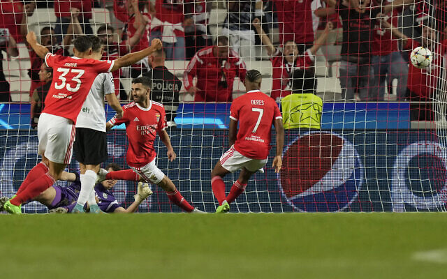 Rafa Silva de Benfica, au centre, célèbre après avoir marqué le premier but de son équipe lors du match de football du groupe H de la Ligue des champions entre Benfica et Maccabi Haifa au stade Luz à Lisbonne, mardi 6 septembre 2022. (Crédit : Armando Franca/AP) Rafa Silva de Benfica, au centre, célèbre après avoir marqué le premier but de son équipe lors du match de football du groupe H de la Ligue des champions entre Benfica et Maccabi Haifa au stade Luz à Lisbonne, mardi 6 septembre 2022. (Crédit : Armando Franca/AP)