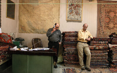 Un magasin de tapis juif dans le Grand Bazar de Téhéran. (Crédit : Hassan Sarbakhsian/via JTA)