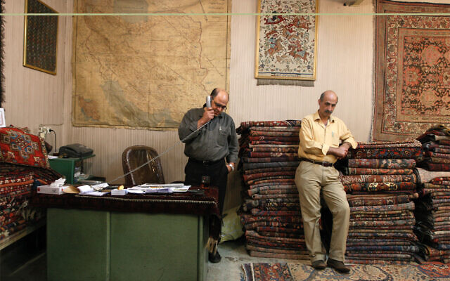 Un magasin de tapis juif dans le Grand Bazar de Téhéran. (Crédit : Hassan Sarbakhsian/via JTA)