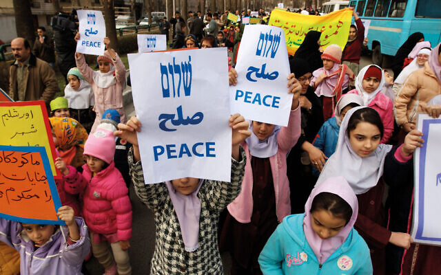 Des jeunes filles juives manifestent pour la paix à Téhéran. (Crédit : Hassan Sarbakhsian/via JTA)