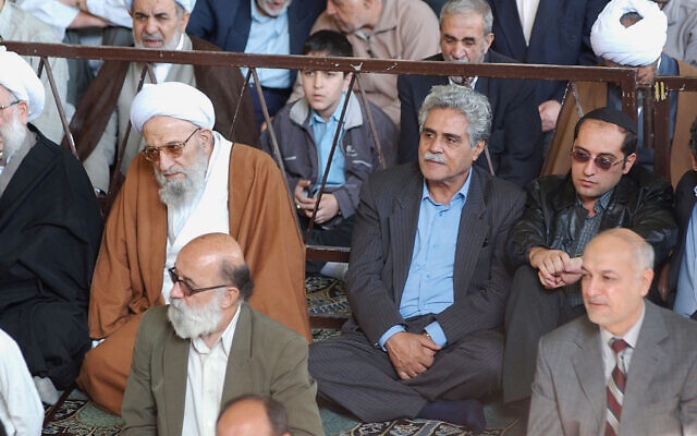 Haroun Yashayaei, l'ancien chef de la communauté juive d'Iran, représenté au centre, assiste à la prière musulmane du vendredi en signe de solidarité avec les Palestiniens. (Crédit : Hassan Sarbakhsian/via JTA)