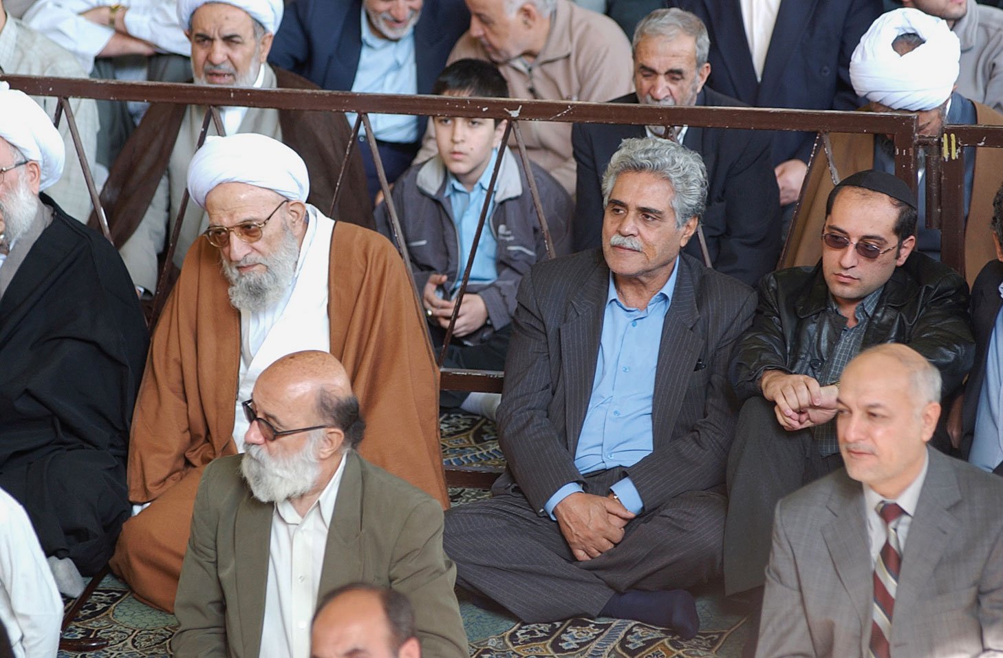 Haroun Yashayaei, l'ancien chef de la communauté juive d'Iran, représenté au centre, assiste à la prière musulmane du vendredi en signe de solidarité avec les Palestiniens. (Crédit : Hassan Sarbakhsian/via JTA)
