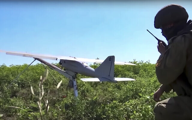 Photo extraite d'une vidéo publiée par le service de presse du ministère russe de la Défense montre un militaire russe préparant un drone de reconnaissance Orlan-10 en vue de son lancement dans un lieu non divulgué, le 8 août 2022. Illustration : (Crédit : Service de presse du ministère russe de la Défense/AP) Photo extraite d'une vidéo publiée par le service de presse du ministère russe de la Défense montre un militaire russe préparant un drone de reconnaissance Orlan-10 en vue de son lancement dans un lieu non divulgué, le 8 août 2022. Illustration : (Crédit : Service de presse du ministère russe de la Défense/AP)