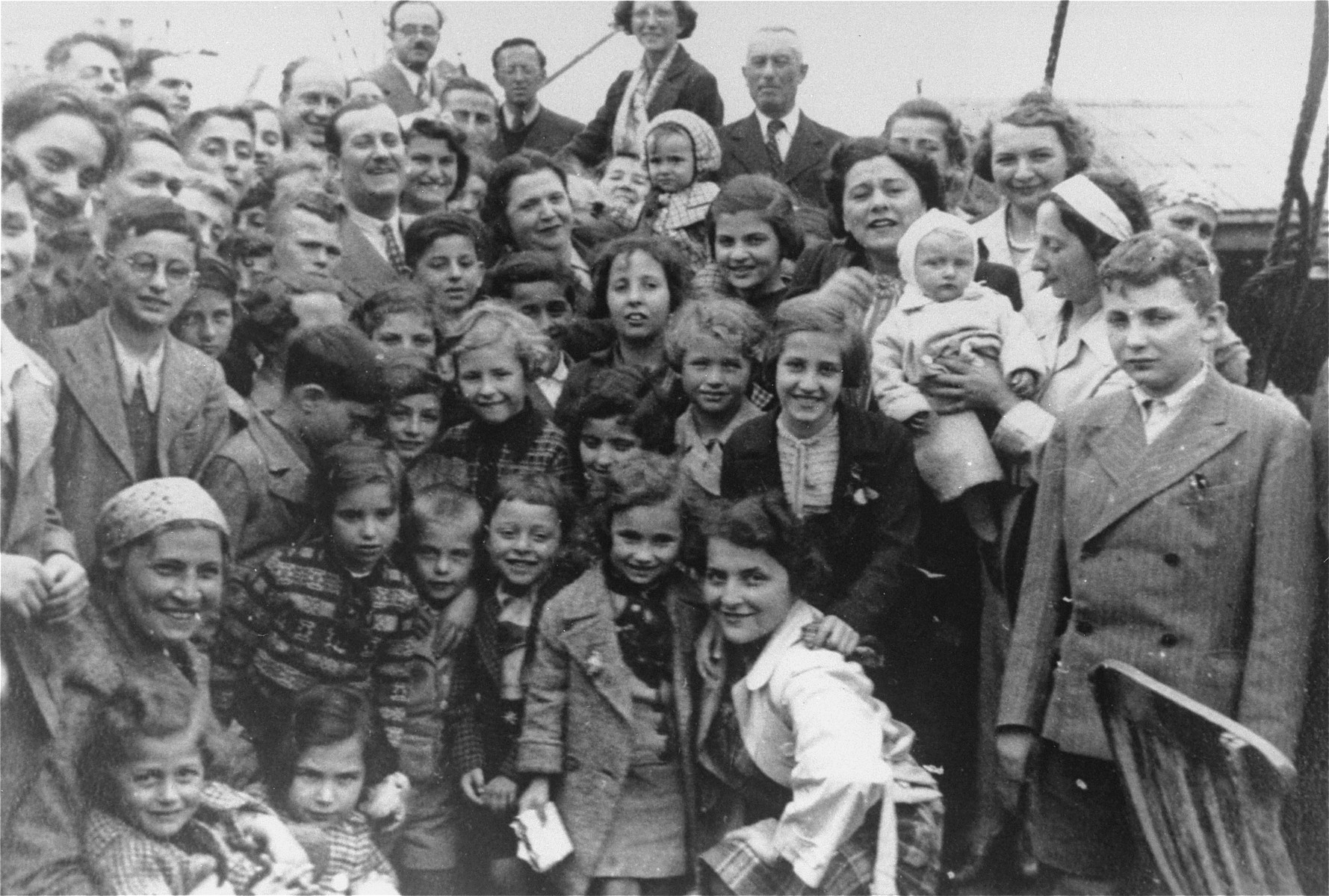 Des réfugiés juifs sur le pont du MS St. Louis en 1939. (Crédit : Autorisation Arlekin Players)