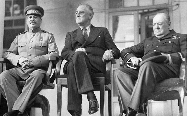 Joseph Staline, Franklin Roosevelt et Winston Churchill pendant la conférence de Téhéran en 1943. (Crédit : Domaine public/PD-USGov-Military-Army)