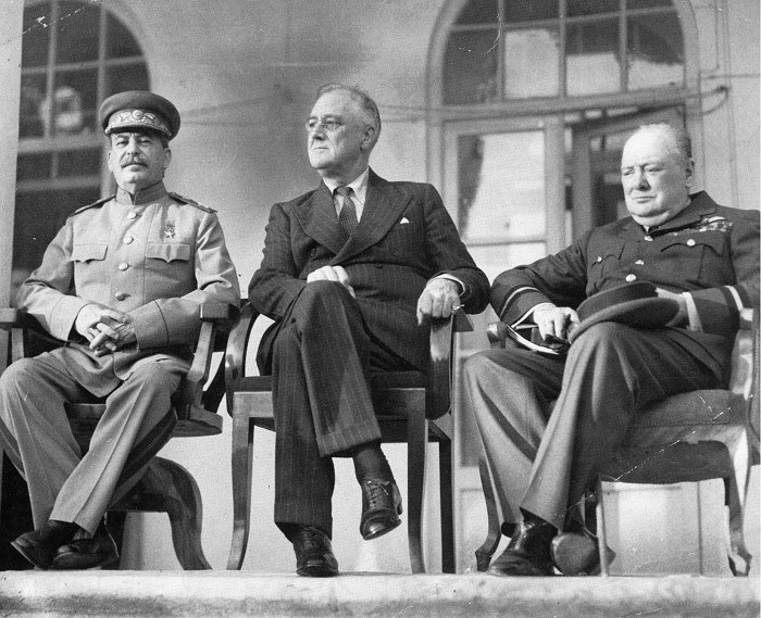 Joseph Staline, Franklin Roosevelt et Winston Churchill pendant la conférence de Téhéran en 1943. (Crédit : Domaine public/PD-USGov-Military-Army)