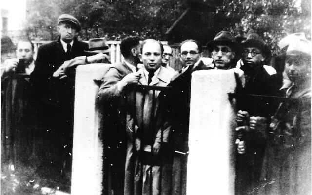 Des réfugiés juifs attendant aux portes du consul de Chiune Sugihara, à Kovno, en Lituanie, vers 1940. (Crédit : Autorisation Nobuki Sugihara)