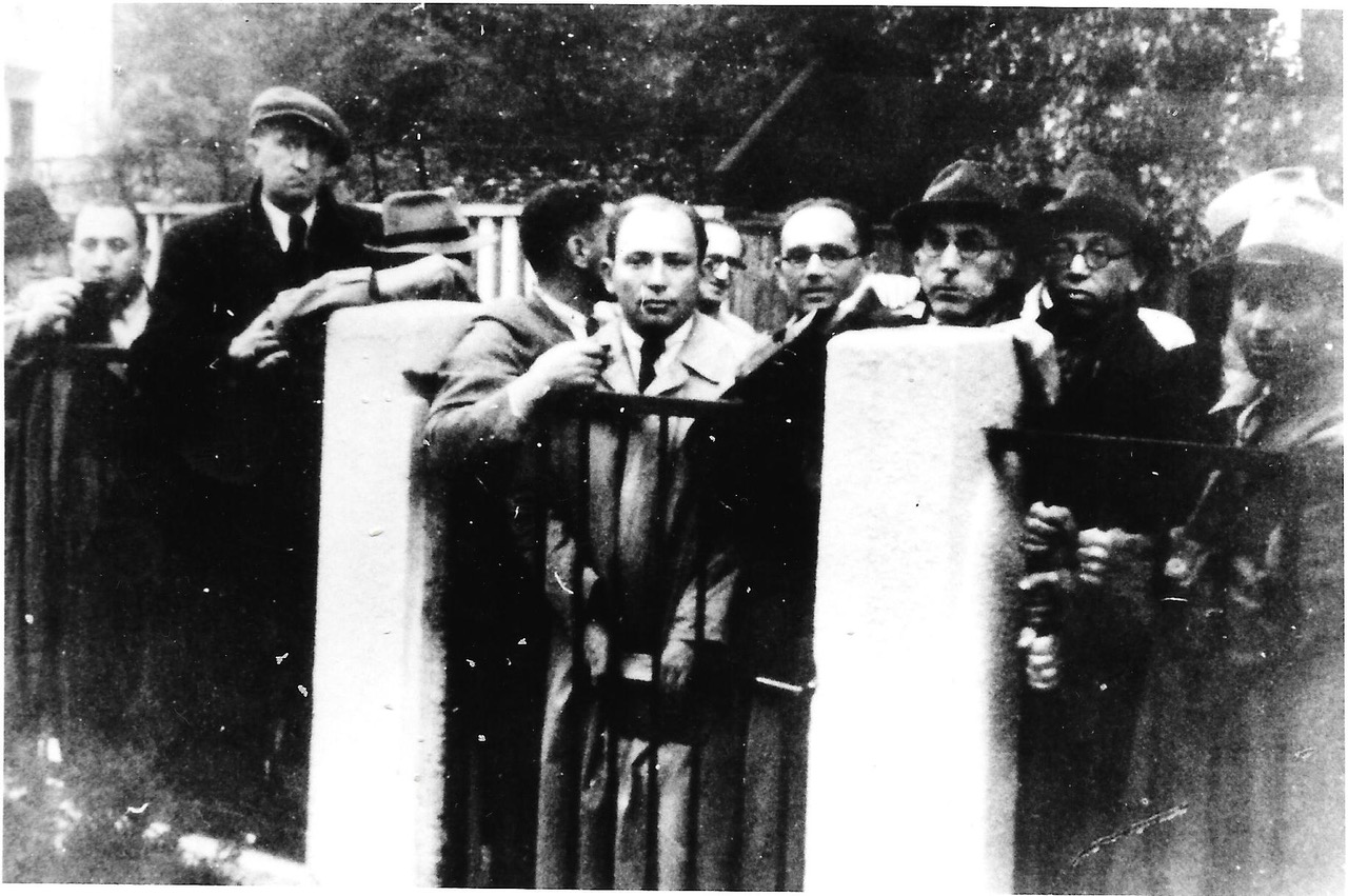 Des réfugiés juifs attendant aux portes du consul de Chiune Sugihara, à Kovno, en Lituanie, vers 1940. (Crédit : Autorisation Nobuki Sugihara)