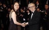 Le cinéaste Woody Allen, à droite, et sa femme Soon-Yi Previn arrivant pour la première de "Another Year", lors du 63e festival international du film à Cannes, dans le sud de la France, le 15 mai 2010. (Crédit : Matt Sayles/AP/Archives)