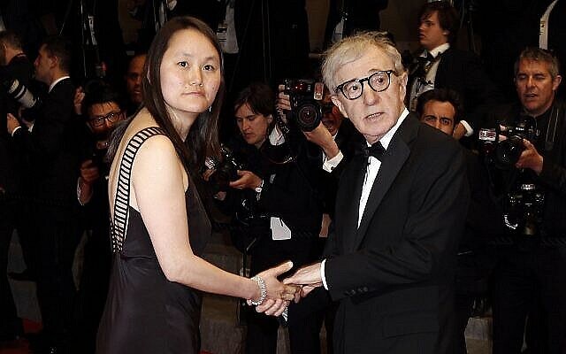 Le cinéaste Woody Allen, à droite, et sa femme Soon-Yi Previn arrivant pour la première de "Another Year", lors du 63e festival international du film à Cannes, dans le sud de la France, le 15 mai 2010. (Crédit : Matt Sayles/AP/Archives)