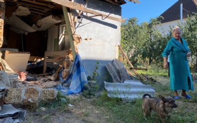 La maison de Zhanetta Butenko a été partiellement détruite lorsqu'une roquette s'est écrasée sur son toit début mars, à Hostemel, en Ukraine. (Crédit : Jacob Judah/JTA) La maison de Zhanetta Butenko a été partiellement détruite lorsqu'une roquette s'est écrasée sur son toit début mars, à Hostemel, en Ukraine. (Crédit : Jacob Judah/JTA)