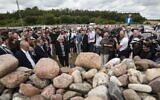 Des Juifs de Pologne et de l'étranger se rassemblent pour les commémorations marquant le 75e anniversaire d'un massacre de Juifs à Jedwabne, en Pologne, le 10 juillet 2016. (Crédit : Michal Kosc/AP)
