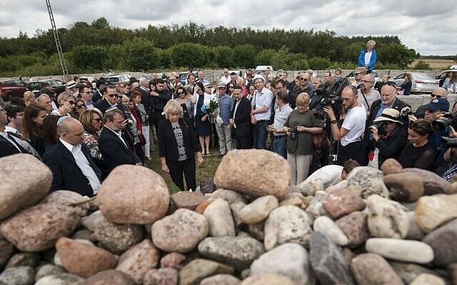 Des Juifs de Pologne et de l'étranger se rassemblent pour les commémorations marquant le 75e anniversaire d'un massacre de Juifs à Jedwabne, en Pologne, le 10 juillet 2016. (Crédit : Michal Kosc/AP)