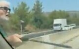Capture d'écran de la vidéo d'un homme armé d'une machette qui a attaqué le véhicule d'un autre usager de la route, le 28 août 2022. (Crédit : Capture d'écran/Twitter)