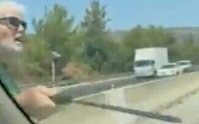 Capture d'écran de la vidéo d'un homme armé d'une machette qui a attaqué le véhicule d'un autre usager de la route, le 28 août 2022. (Crédit : Capture d'écran/Twitter)