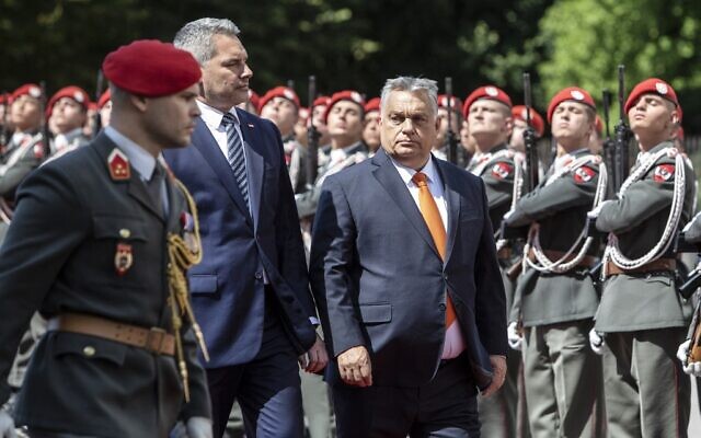 Le Premier ministre hongrois Viktor Orban (R) et le chancelier autrichien Karl Nehammer passent en revue une garde d'honneur devant la Chancellerie fédérale lors de la visite officielle d'Orban en Autriche à Vienne, le 28 juillet 2022. (Crédit : Alex Halada/AFP) Le Premier ministre hongrois Viktor Orban (R) et le chancelier autrichien Karl Nehammer passent en revue une garde d'honneur devant la Chancellerie fédérale lors de la visite officielle d'Orban en Autriche à Vienne, le 28 juillet 2022. (Crédit : Alex Halada/AFP)