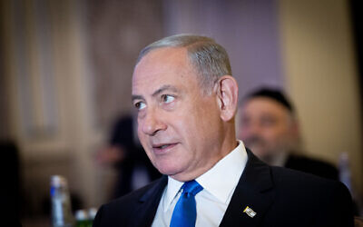 Le leader du parti Likud et de l'opposition, le député Benjamin Netanyahu, participe à la conférence Kikar HaShabbat à l'hôtel Waldorf Astoria de Jérusalem, le 12 septembre 2022. (Crédit : Yonatan Sindel/Flash90)