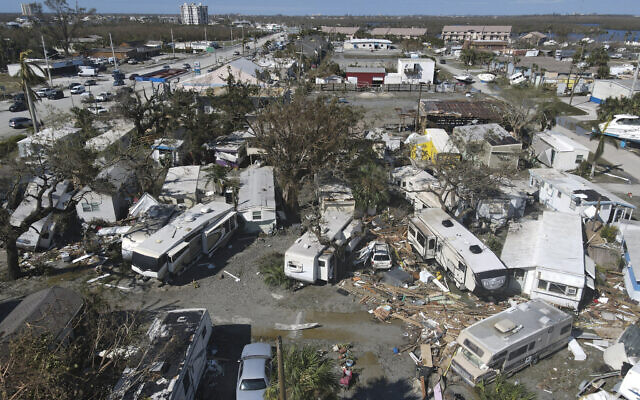 Sur cette photo prise par un drone, des maisons mobiles endommagées sont éparpillées après le passage de l'ouragan Ian, sur l'île San Carlos, à Fort Myers Beach, en Floride, jeudi 29 septembre 2022. (Crédit : Rebecca Blackwell/AP) Sur cette photo prise par un drone, des maisons mobiles endommagées sont éparpillées après le passage de l'ouragan Ian, sur l'île San Carlos, à Fort Myers Beach, en Floride, jeudi 29 septembre 2022. (Crédit : Rebecca Blackwell/AP)