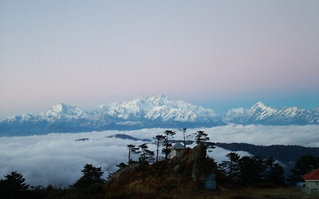 La montagne Sandakphu au Bengale occidental, en Inde (Crédit : Wikimedia commons /By solarshakti - Flickr, CC BY 2.0) La montagne Sandakphu au Bengale occidental, en Inde (Crédit : Wikimedia commons /By solarshakti - Flickr, CC BY 2.0)