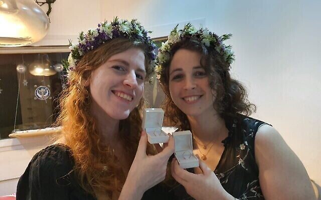 Sapir et Gili Zeelon se marient par Zoom avec un officiant de mariage dans l'Utah en janvier 2021. (Crédit : Autorisation de Sapir Zeelon)