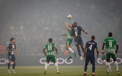 Les joueurs se disputant le ballon lors du match de football du groupe H de l'UEFA Champions League entre le club israélien du Maccabi Haïfa d'Israël et le club français du Paris Saint-Germain au stade Sammy Ofer, à Haïfa, le 14 septembre 2022. (Crédit : Yonatan Sindel/Flash90)