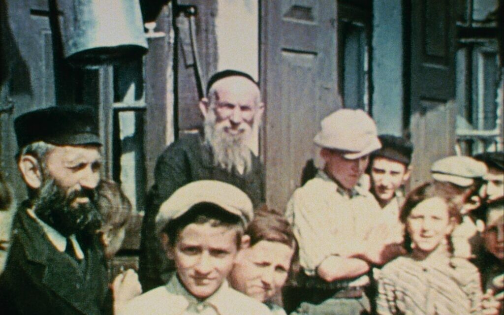Villageois de Nasielsk, en Pologne, en 1938, qui apparaissent dans "Three Minutes - A Lengthening" de Bianca Stigter (Image reproduite avec l’aimable autorisation de Family Affair Films, © US Holocaust Memorial Museum)