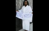 Un ressortissant yéménite tenant une bannière sur laquelle on peut lire : "Umrah pour l'âme de la reine Elizabeth II, nous demandons à Dieu de l'accepter au paradis et parmi les justes", lors d'un pèlerinage à La Mecque, en Arabie saoudite. (Capture d'écran Twitter, utilisée conformément à la clause 27a de la loi sur le droit d'auteur)