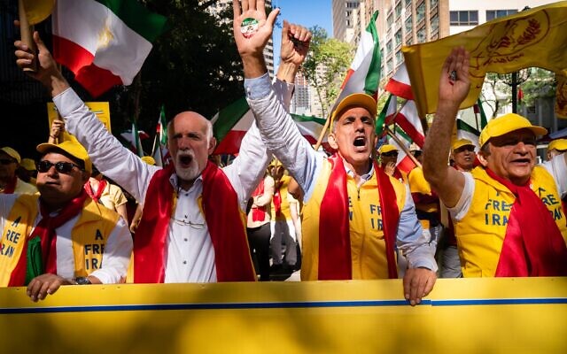 Des activistes iraniens anti-régime manifestent aux abords des Nations unies lors d'un discours prononcé devant l'Assemblée générale par le président Ebrahim Raissi, le 21 septembre 2022. (Crédit : Luke Tress/Times of Israel)
