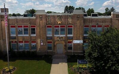 Le bâtiment accueillant la Schechter School of Long Island, à Williston Park, à New York. (Crédit : Schechter LI/Facebook) Le bâtiment accueillant la Schechter School of Long Island, à Williston Park, à New York. (Crédit : Schechter LI/Facebook)