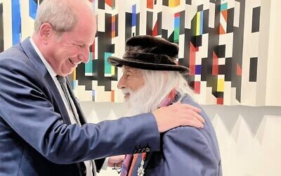 L’ambassadeur de France en Israël, Eric Danon, remettant la Légion d’honneur au plasticien israélien Yaacov Agam, en septembre 2022. (Crédit : Ambassade de France en Israël)