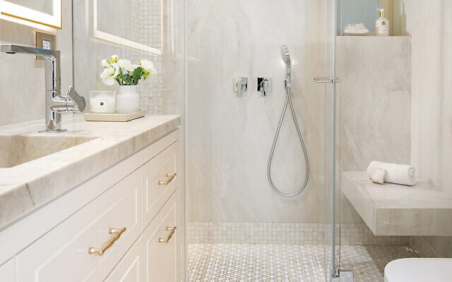 Une salle de bain dans un appartement de Jérusalem, par Gittie Perl. (Crédit : GP-Interiors)