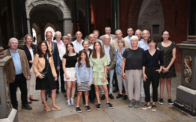 Vingt descendants de la famille Blach se réunissant pour une réunion improbable qui a rassemblé trois générations de parents venus du monde entier, à Stralsund, en Allemagne. (Crédit : Archives municipales de Stralsund/JTA)
