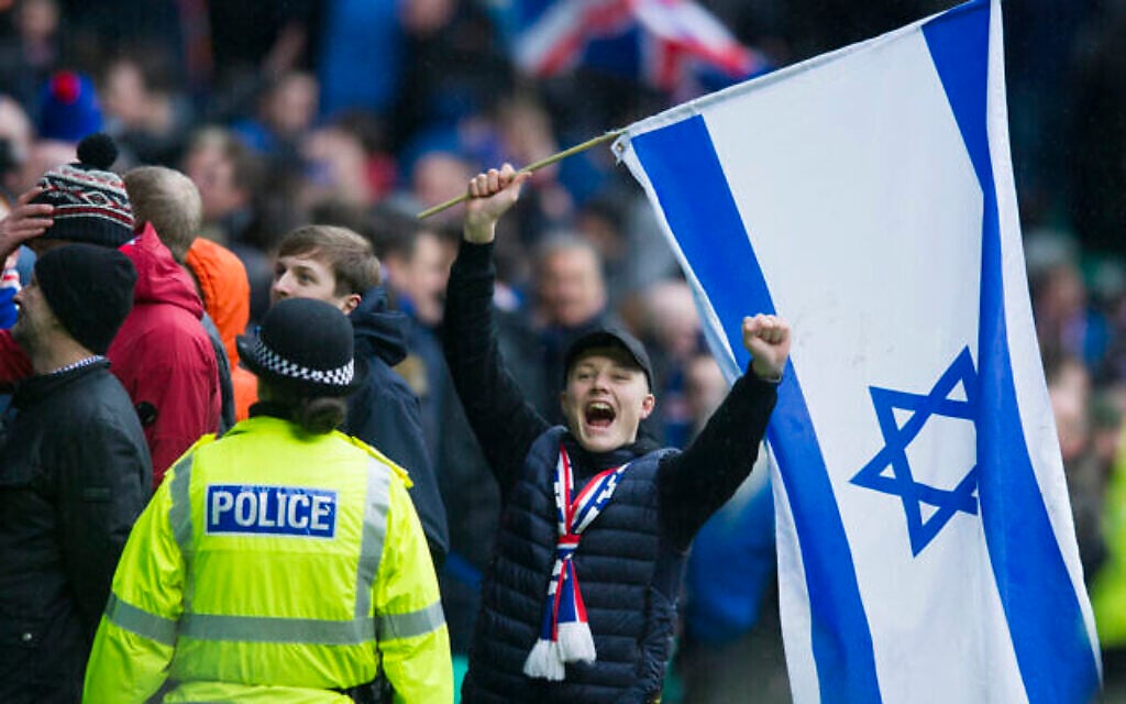 Un fan du club de football des Rangers brandit un drapeau israélien lors d’un match contre le club de football des Celtics en 2017. (Crédit : Ross MacDonald/SNS Group via Getty Images / via la JTA) Un fan du club de football des Rangers brandit un drapeau israélien lors d’un match contre le club de football des Celtics en 2017. (Crédit : Ross MacDonald/SNS Group via Getty Images / via la JTA)