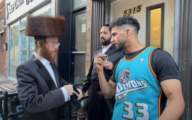 Abdulla Almasmari, également connu sous le nom de YouTuber Dulla Mulla, à gauche, interviewant des hommes orthodoxes à Brooklyn sur le conflit israélo-palestinien. (Crédit : YouTube) Abdulla Almasmari, également connu sous le nom de YouTuber Dulla Mulla, à gauche, interviewant des hommes orthodoxes à Brooklyn sur le conflit israélo-palestinien. (Crédit : YouTube)