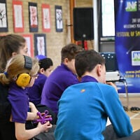 Des élèves de l’école Gesher de Londres lors d'un spectacle de théâtre, le 7 mars 2022. (Crédit : Cnaan Liphshiz / JTA)