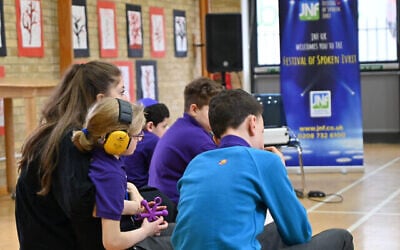 Des élèves de l’école Gesher de Londres lors d'un spectacle de théâtre, le 7 mars 2022. (Crédit : Cnaan Liphshiz / JTA)