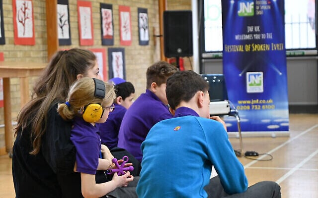 Des élèves de l’école Gesher de Londres lors d'un spectacle de théâtre, le 7 mars 2022. (Crédit : Cnaan Liphshiz / JTA)