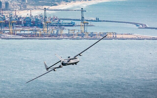 Illustration : Un Heron 1 volant au large des côtes israéliennes, au début du mois d'août 2022. (Crédit : Armée israélienne) Illustration : Un Heron 1 volant au large des côtes israéliennes, au début du mois d'août 2022. (Crédit : Armée israélienne)