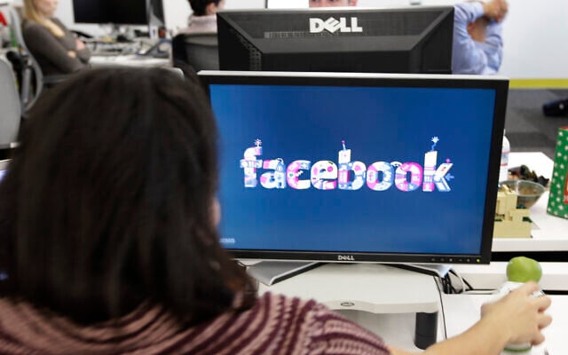 Des employés au siège de Facebook à Menlo Park, en Californie, le 13 décembre 2011. (Crédit : AP Photo/Paul Sakuma) Des employés au siège de Facebook à Menlo Park, en Californie, le 13 décembre 2011. (Crédit : AP Photo/Paul Sakuma)