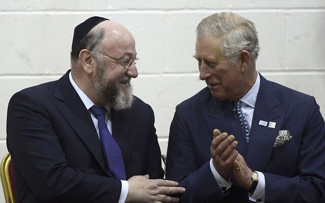 Le prince Charles de Grande-Bretagne, à droite, s'entretient avec le grand rabbin Ephraim Mirvis lors d'une visite au Yavneh College, une école juive orthodoxe, dans le nord de Londres, le 1er février 2017. (Crédit : Toby Melville/Pool Photo via AP) Le prince Charles de Grande-Bretagne, à droite, s'entretient avec le grand rabbin Ephraim Mirvis lors d'une visite au Yavneh College, une école juive orthodoxe, dans le nord de Londres, le 1er février 2017. (Crédit : Toby Melville/Pool Photo via AP)