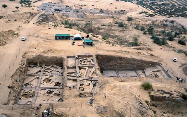 Sur cette image non datée prise en 2000, fournie par le département palestinien des Antiquités, une vue aérienne des fouilles de Tel Es-Sakan, montre des maisons datant de 2600-2300 avant l'ère commune, à gauche, et des fortifications de la fin du quatrième millénaire avant J.-C., au sud de la ville de Gaza. (Crédit : Pierre de Miroschedji/Département palestinien des Antiquités, via AP)