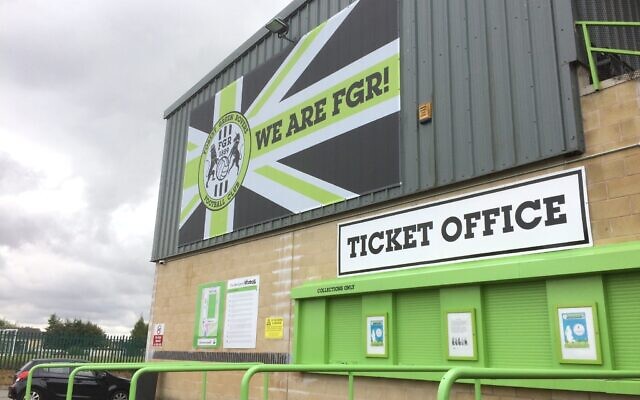 La billetterie du New Lawn, le terrain de football des Forest Green Rovers, à Nailsworth, en Angleterre, le 30 juillet 2018. (Crédit : AP Photo/James Brook)