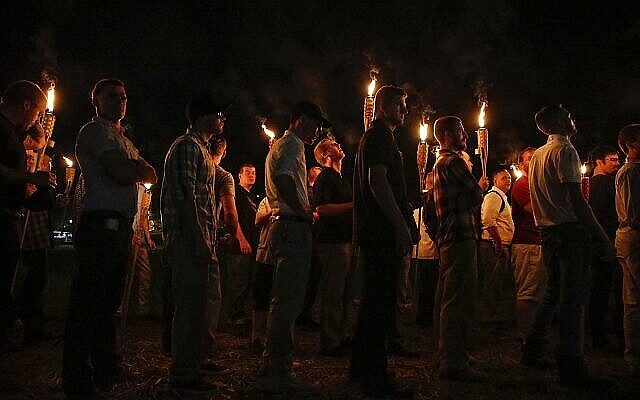 Illustration : Des groupes nationalistes blancs défilant avec des torches sur le campus de l’université de Virginie, à Charlottesville, en Virginie, le 11 août 2017. (Crédit : Mykal McEldowney/The Indianapolis Star via AP) Illustration : Des groupes nationalistes blancs défilant avec des torches sur le campus de l’université de Virginie, à Charlottesville, en Virginie, le 11 août 2017. (Crédit : Mykal McEldowney/The Indianapolis Star via AP)