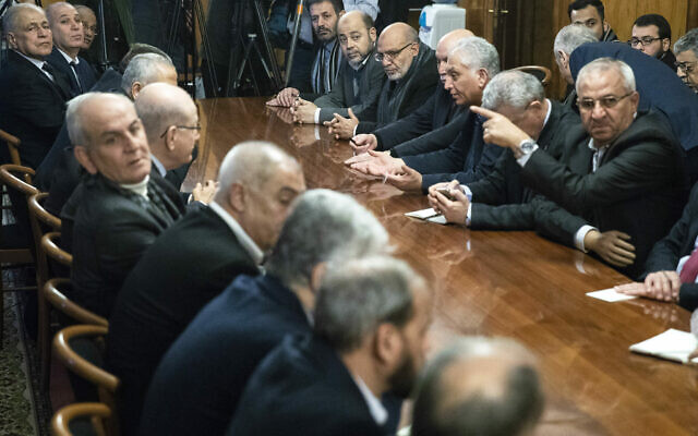 Des responsables du Fatah et du Hamas attendant une réunion avec le ministre russe des Affaires étrangères, Sergueï Lavrov, à Moscou, en Russie, mardi 12 février 2019. (Crédit : Pavel Golovkin/AP) Des responsables du Fatah et du Hamas attendant une réunion avec le ministre russe des Affaires étrangères, Sergueï Lavrov, à Moscou, en Russie, mardi 12 février 2019. (Crédit : Pavel Golovkin/AP)