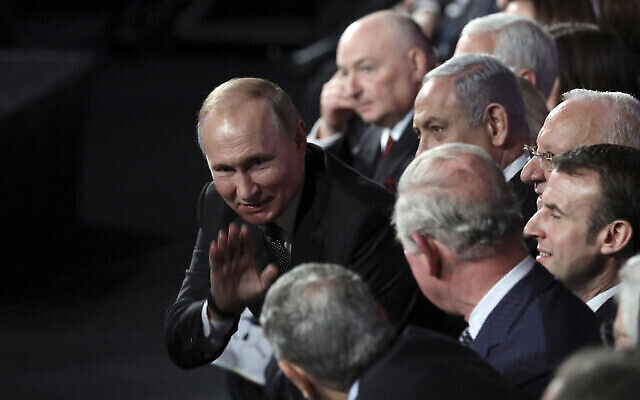 Le président russe Vladimir Poutine salue celui qui était alors le prince Charles d'Angleterre, lors du Forum mondial sur la Shoah, à Jérusalem, le 23 janvier 2020 (Crédit : Abir Sultan/Pool Photo via l'AP) Le président russe Vladimir Poutine salue celui qui était alors le prince Charles d'Angleterre, lors du Forum mondial sur la Shoah, à Jérusalem, le 23 janvier 2020 (Crédit : Abir Sultan/Pool Photo via l'AP)