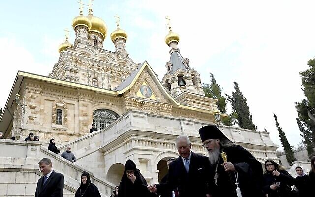 Le Prince Charles d'Angleterre, au centre, à l'issue de sa visite sur la tombe de sa grand-mère, la princesse Alice, en l’église Sainte-Marie-Madeleine, sur le Mont des Oliviers à Jérusalem, en Israël, en janvier 2020. (Crédit : Neil Hall/Pool Photo via AP) Le Prince Charles d'Angleterre, au centre, à l'issue de sa visite sur la tombe de sa grand-mère, la princesse Alice, en l’église Sainte-Marie-Madeleine, sur le Mont des Oliviers à Jérusalem, en Israël, en janvier 2020. (Crédit : Neil Hall/Pool Photo via AP)